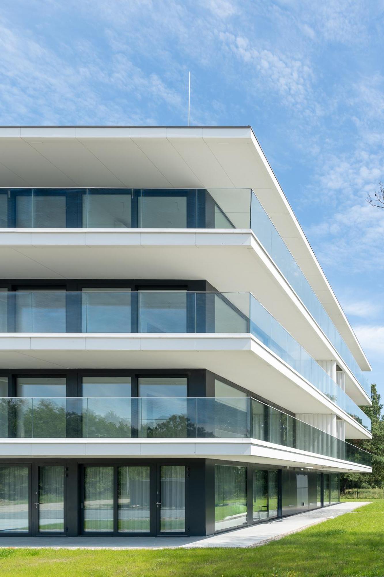 Sea & Lake - City Apartments Миелно Екстериор снимка