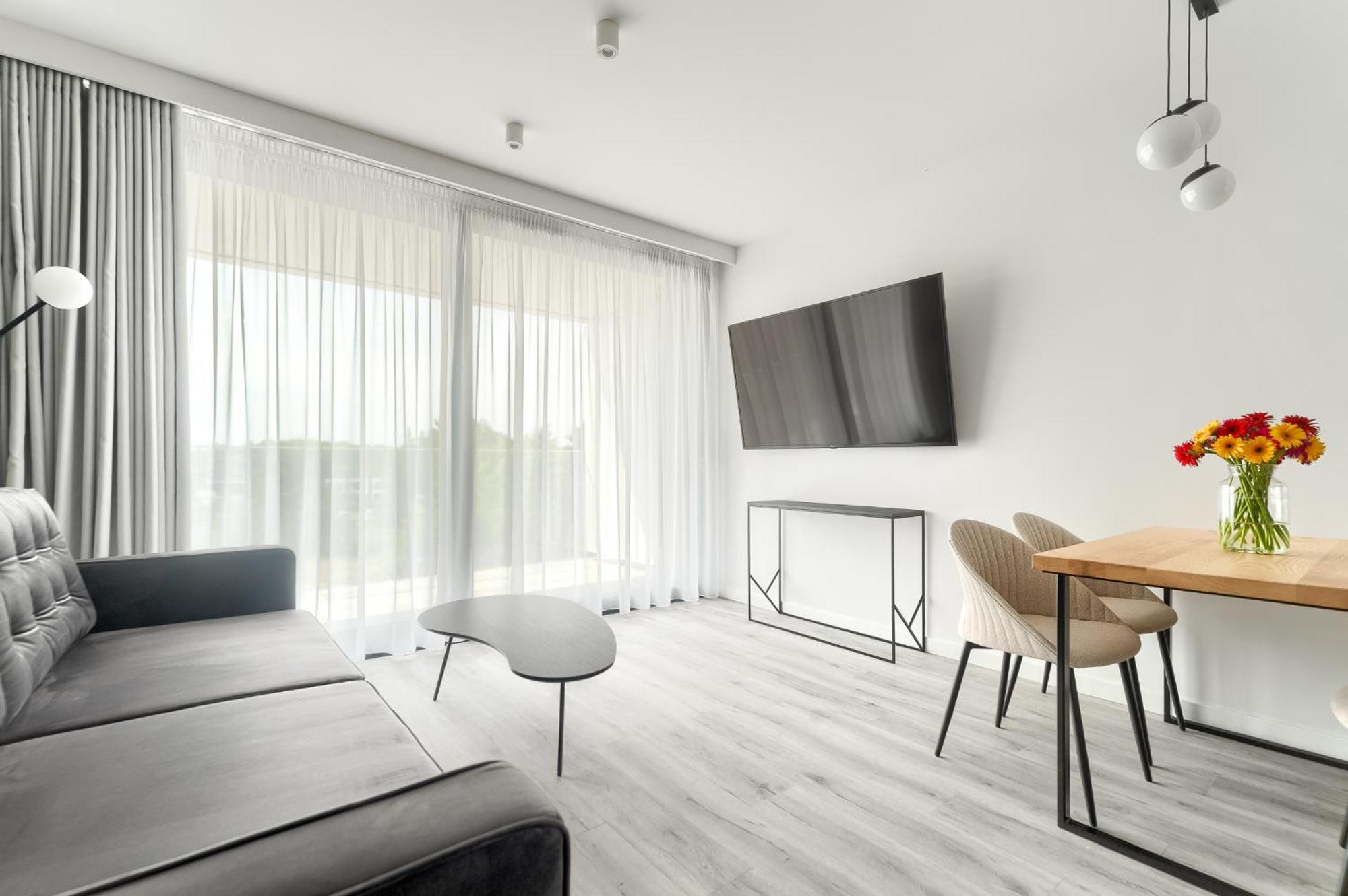 Sea & Lake - City Apartments Миелно Екстериор снимка