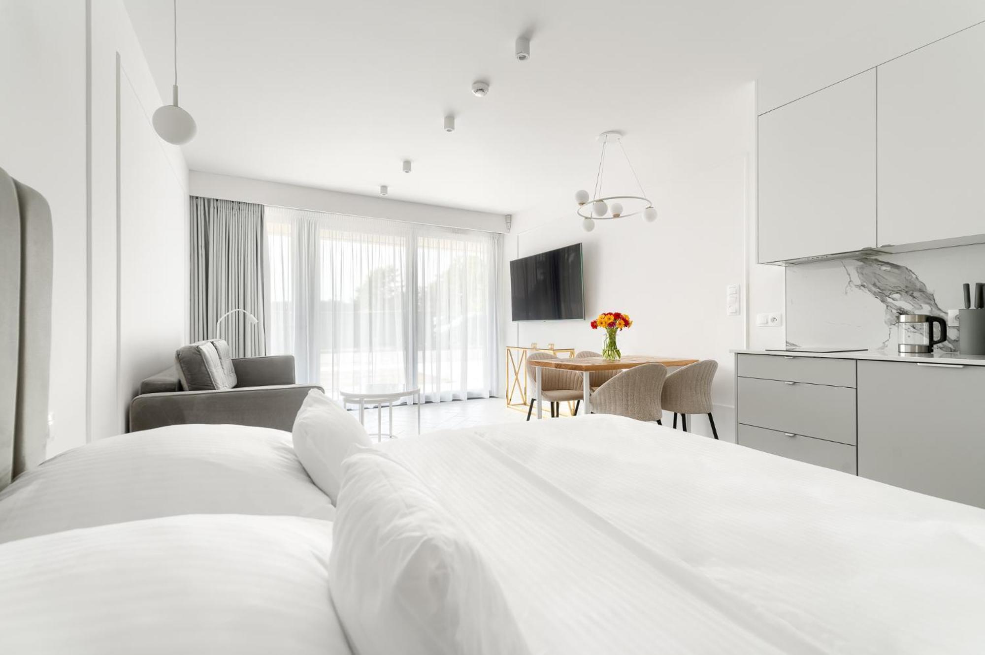 Sea & Lake - City Apartments Миелно Екстериор снимка